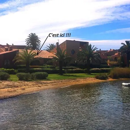 Maison Sur Le Port De *